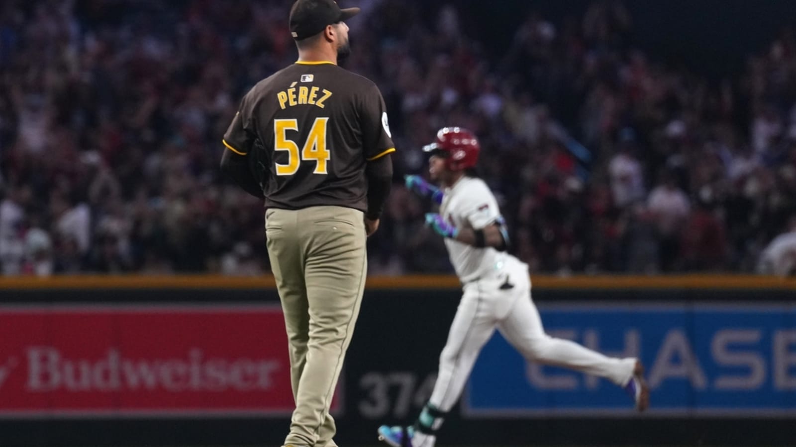 D-backs pound Padres to keep playoff hopes alive