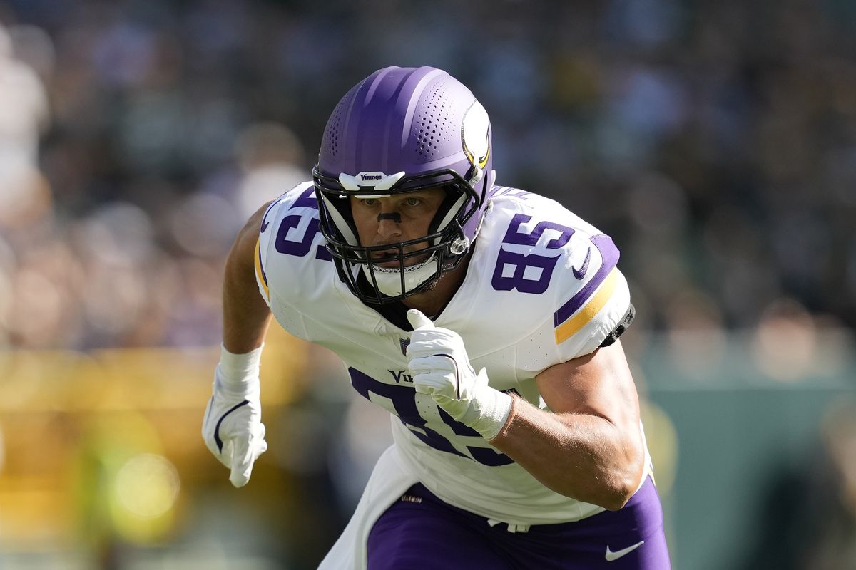 Vikings sign Robert Tonyan to active roster, release Myles Gaskin