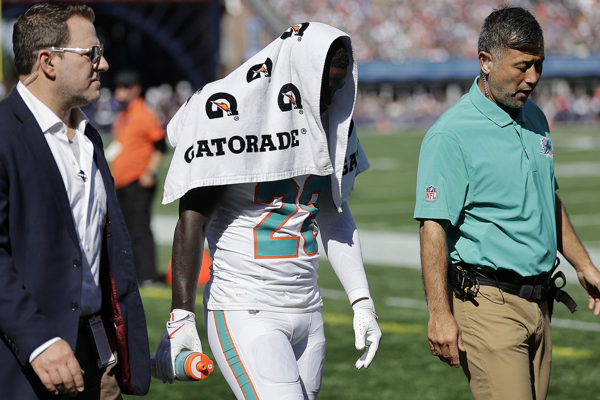 De’Von Achane injury update: Dolphins running back leaves Patriots game