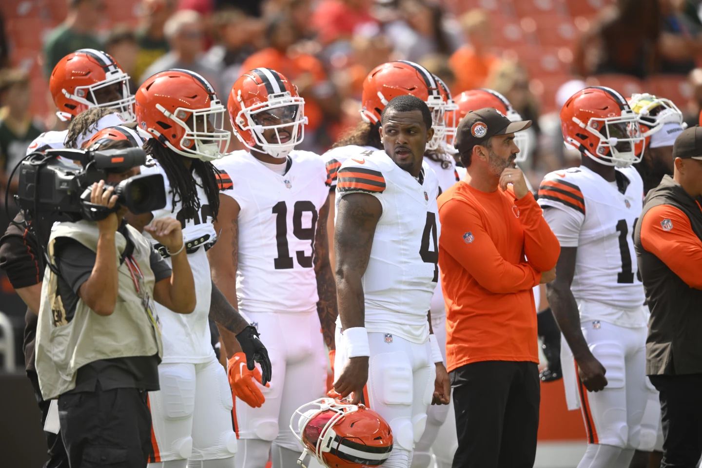 Kevin Stefanski will keep calling the offensive plays for the Cleveland Browns