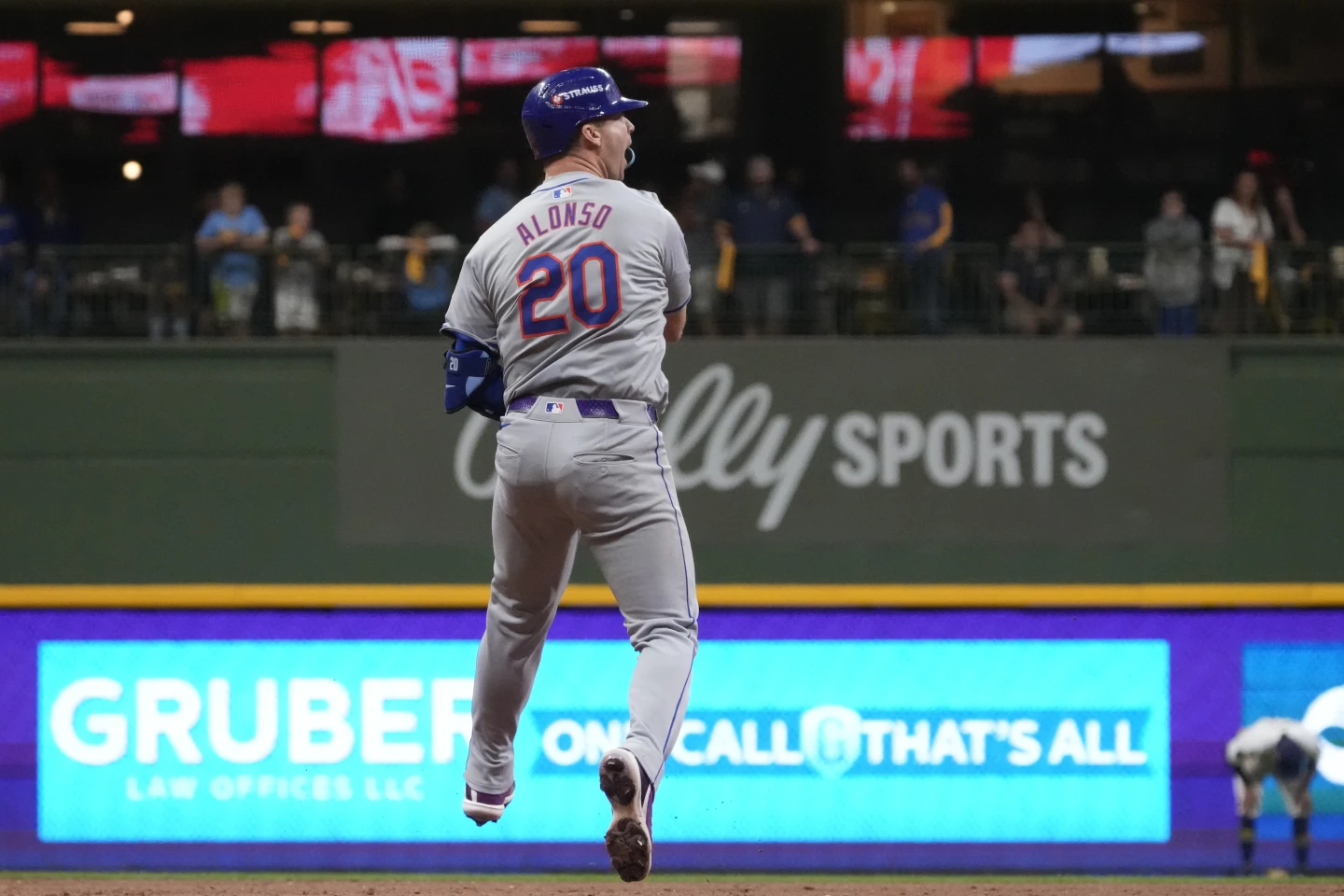 The New York Mets move forward in the playoffs after defeating the Milwaukee Brewers 4-2