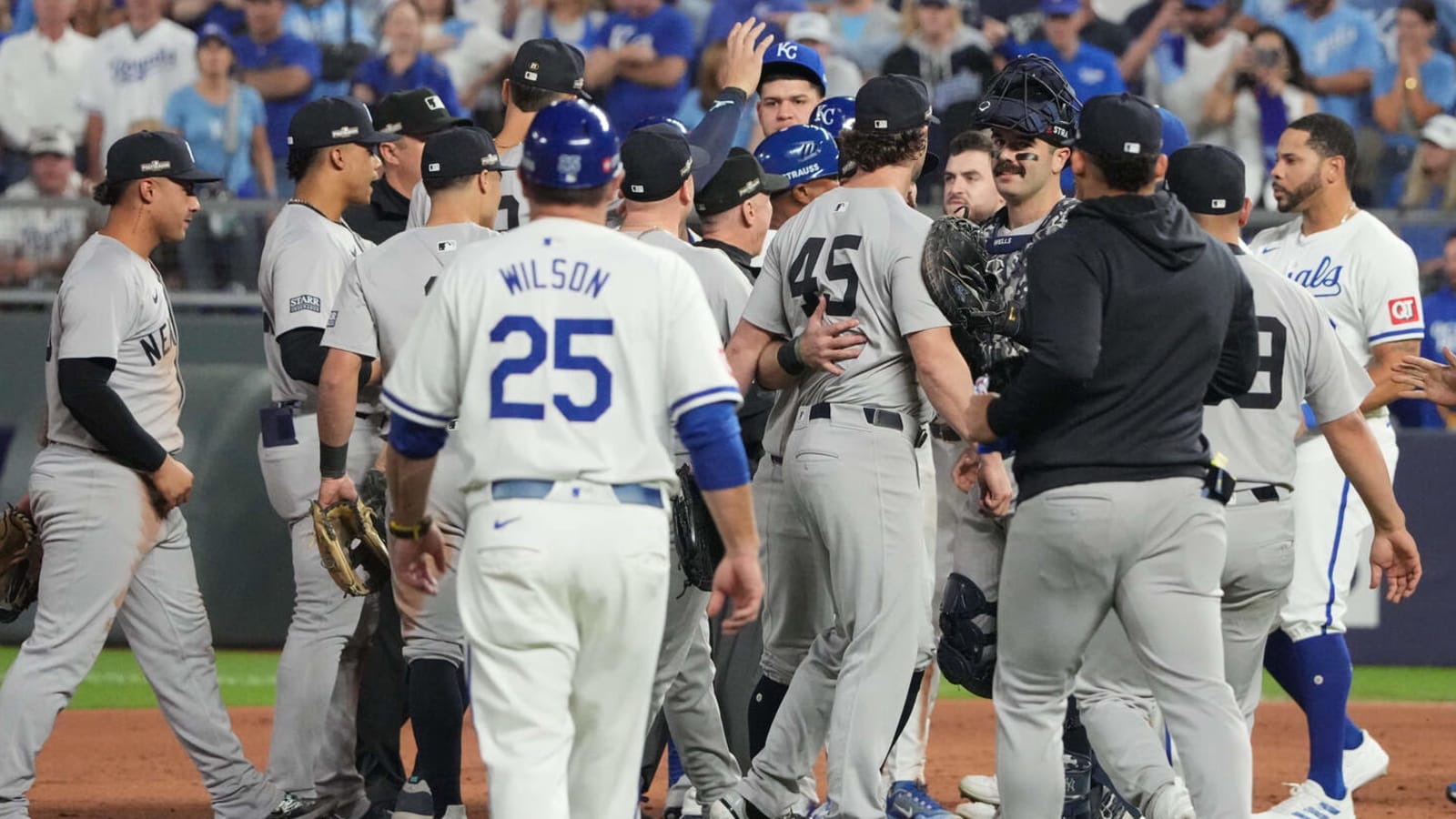 Yankees, Royals benches clear during Game 4 of ALDS