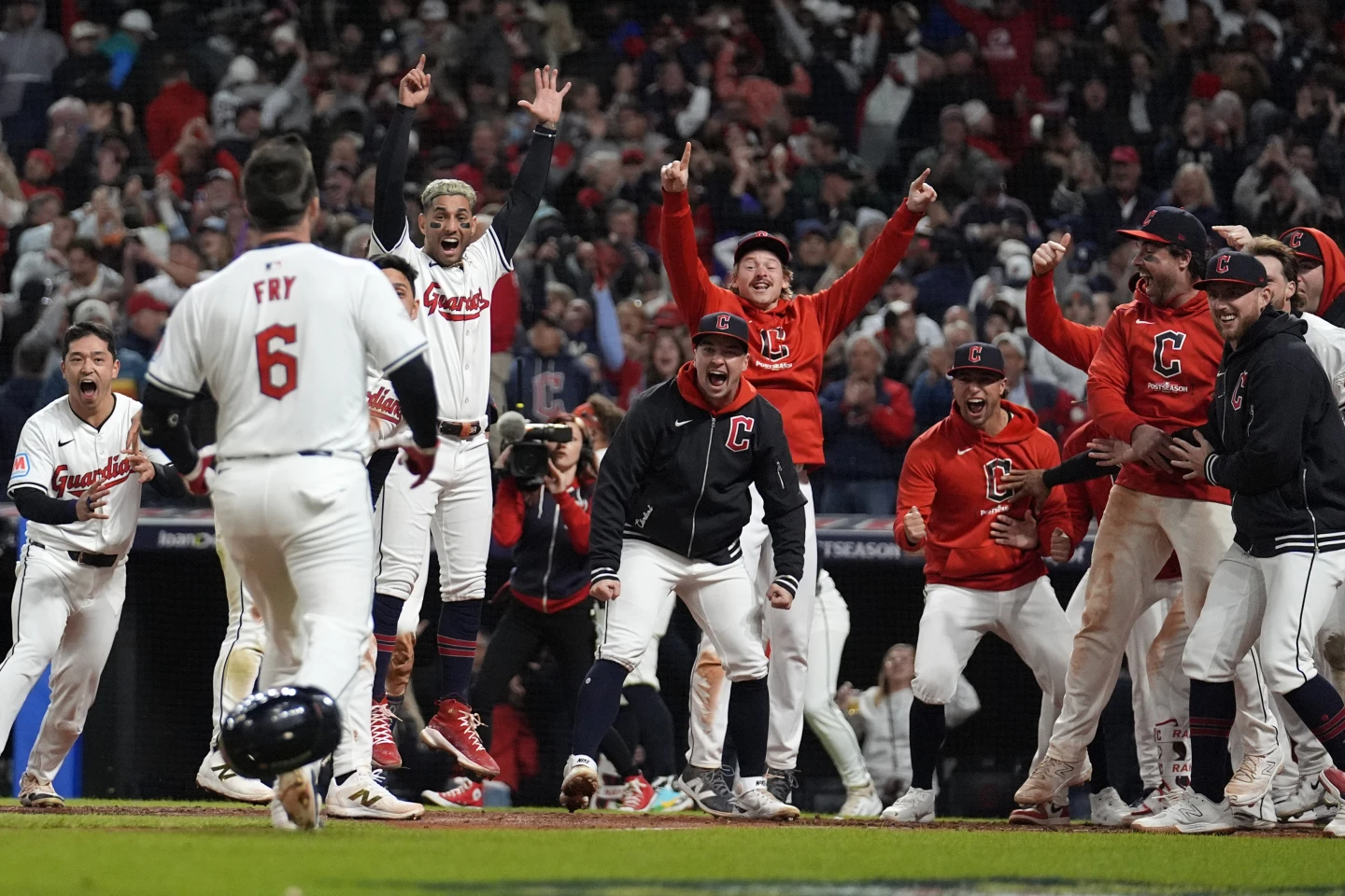 Fry’s two-run home run in the 10th inning propels the Cleveland Guardians to a surprising 7-5 victory against the New York Yankees