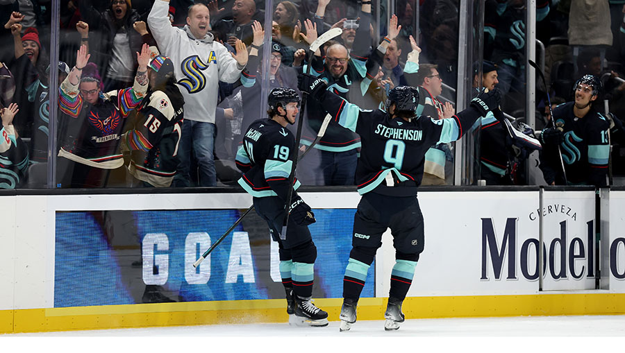 Kraken score 4 goals in 2nd period, beat Flyers 6-4